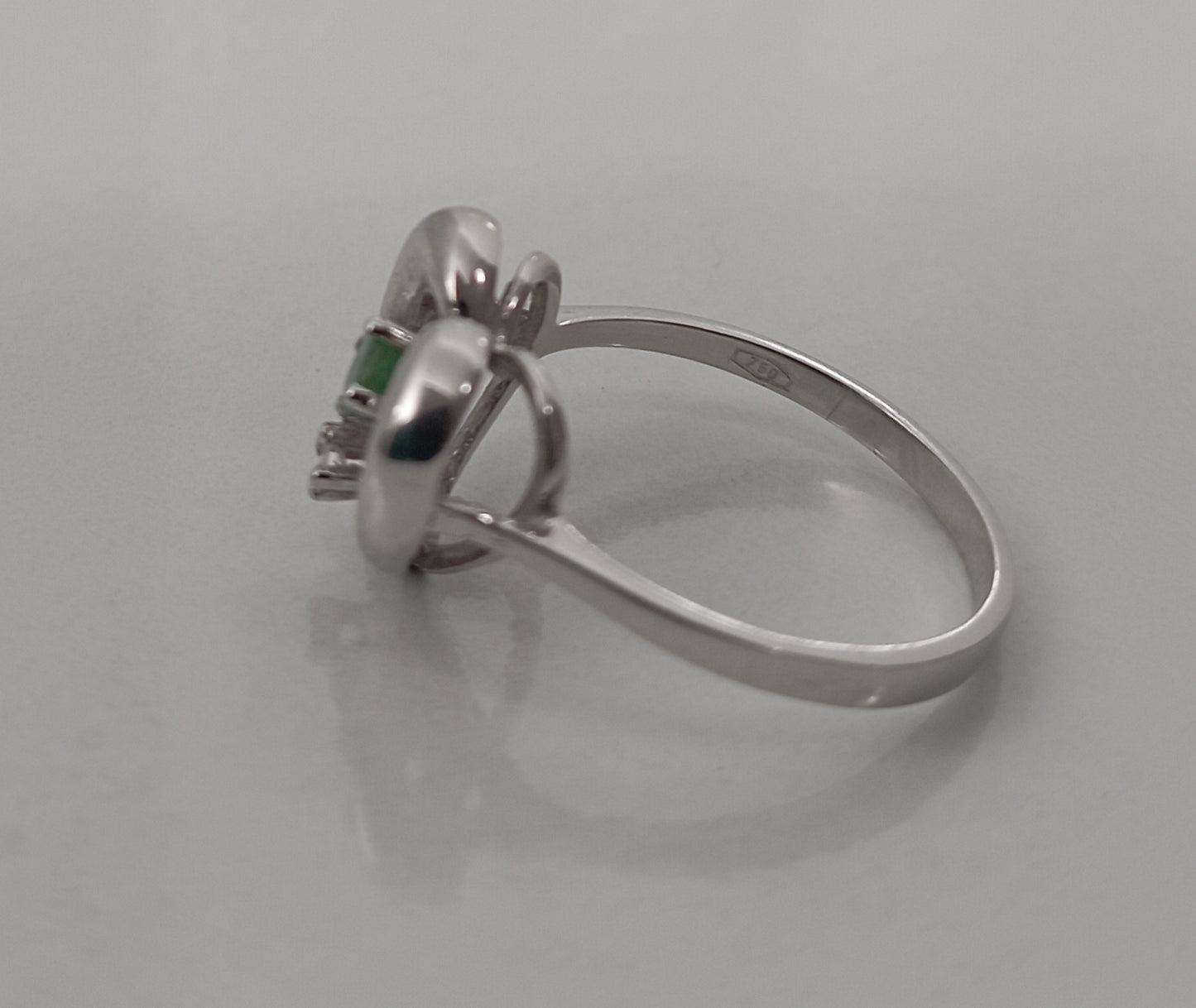 Romantic White Gold Ring with Emerald and Brilliant-Cut Diamond from the 1970s
