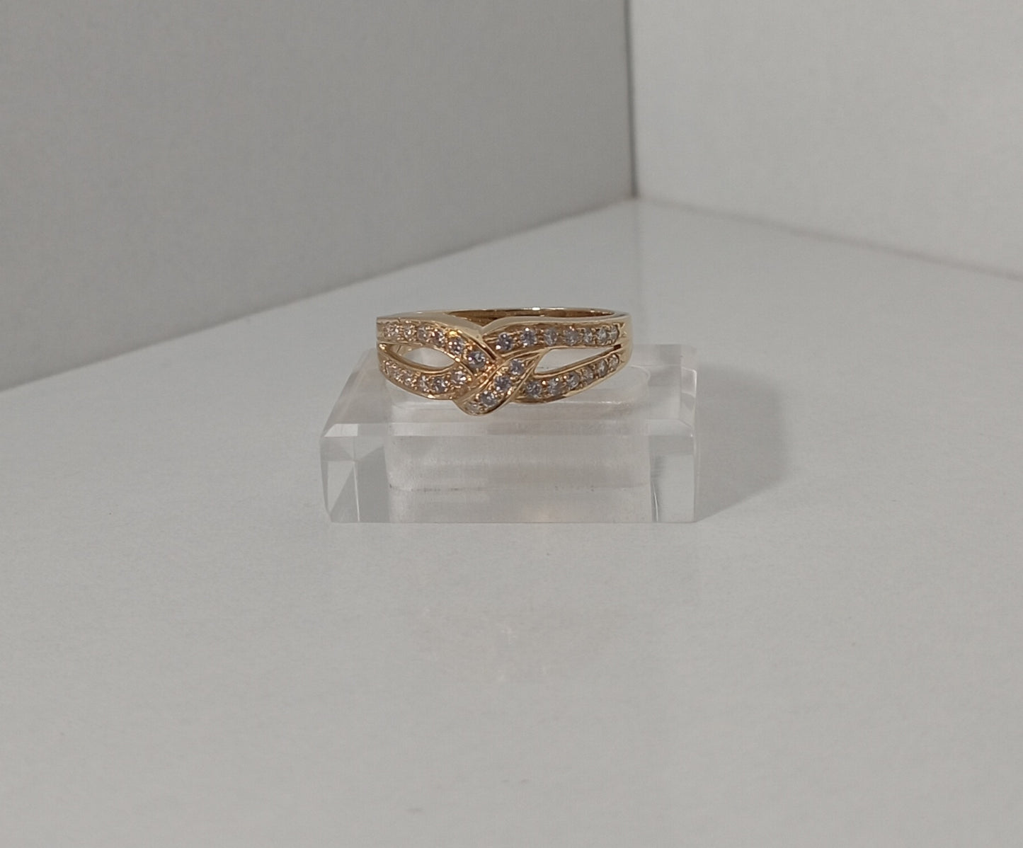 Vintage 18k Gold Ring with 30 Brilliant-cut Diamonds in Top Quality from the late 1980s