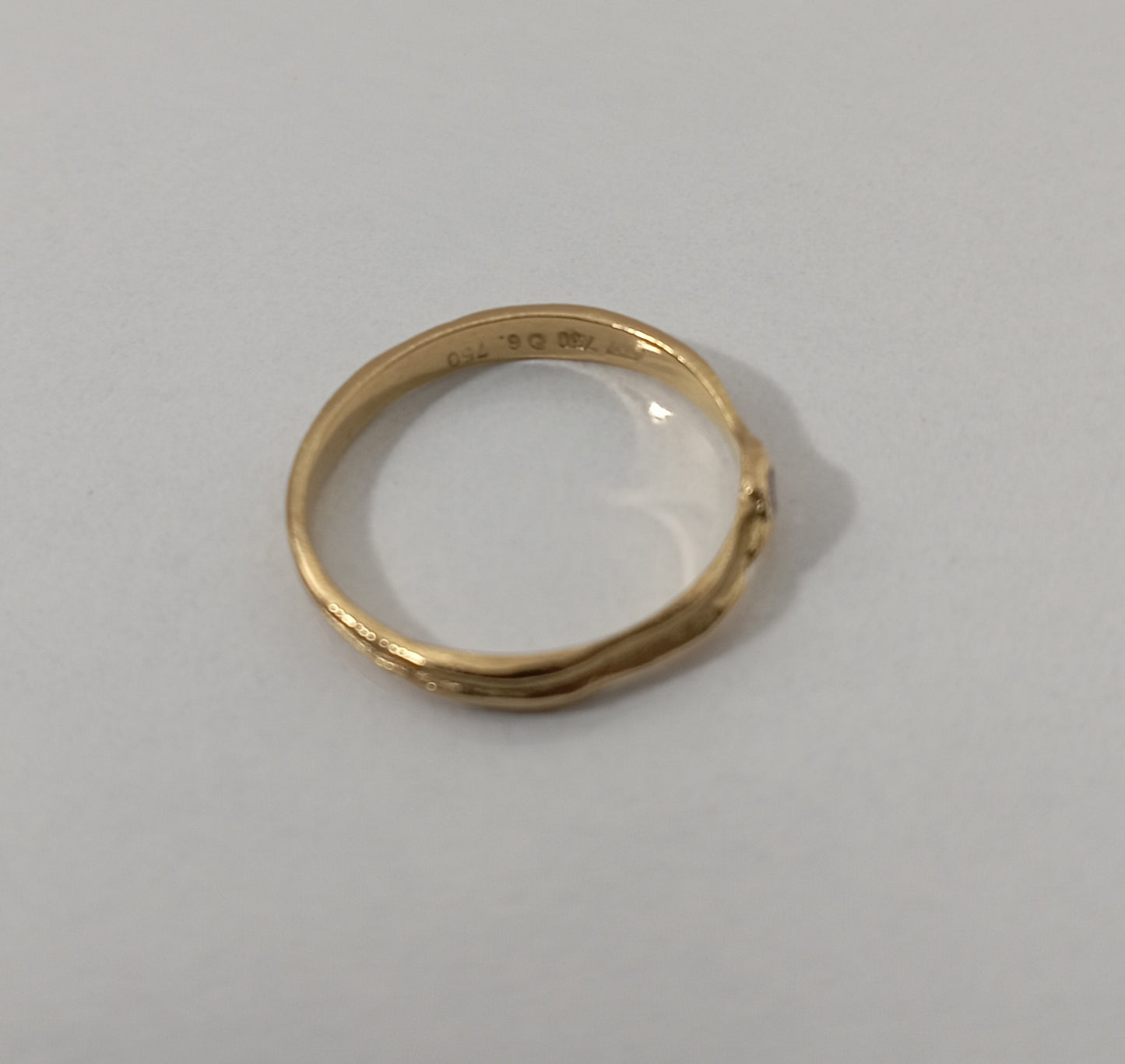 Rustic hand-forged 750 Gold Ring with one brilliant-cut Diamond, Solitaire