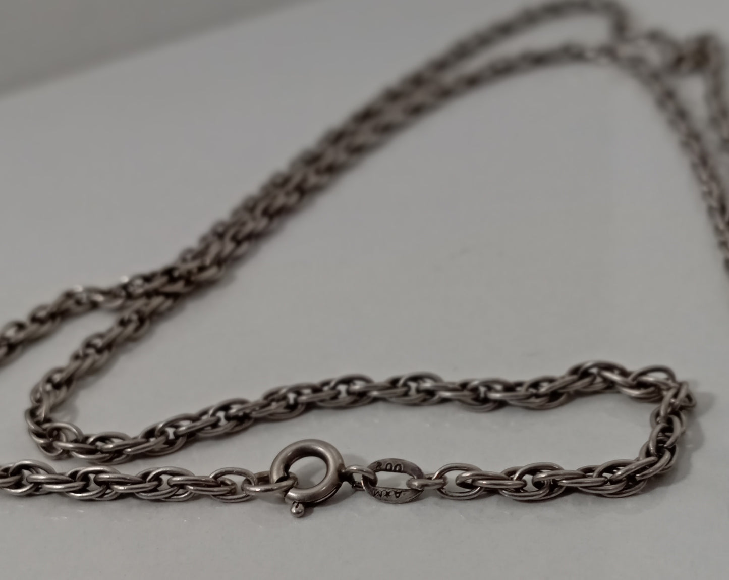 Fabelhafter Vintage-Anhänger im Rokoko-Stil mit natürlicher Koralle, Mid Century