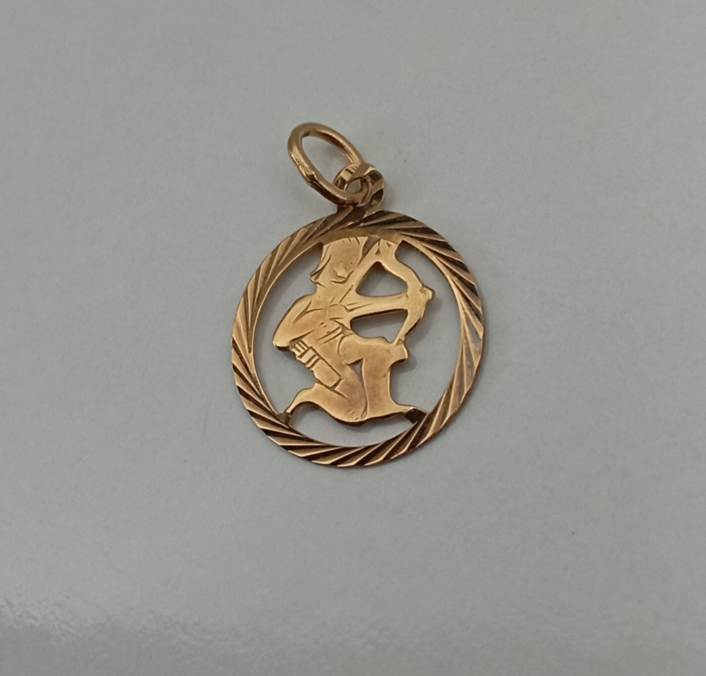 Zodiac Signs in 18k Gold with Grooved edge